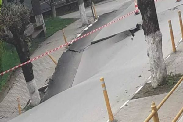 Imagini apocaliptice în Slănic Prahova: orașul scobit de mina de sare se surpă. Primar: "Nimeni nu știe ce e pe dedesubt!" 