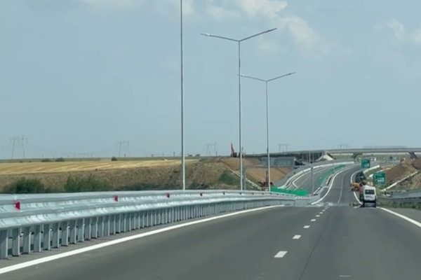 Întoarcerea acasă, cu nervi și mizerie: cozi kilometrice pe A1 și parcări sufocate de gunoaie