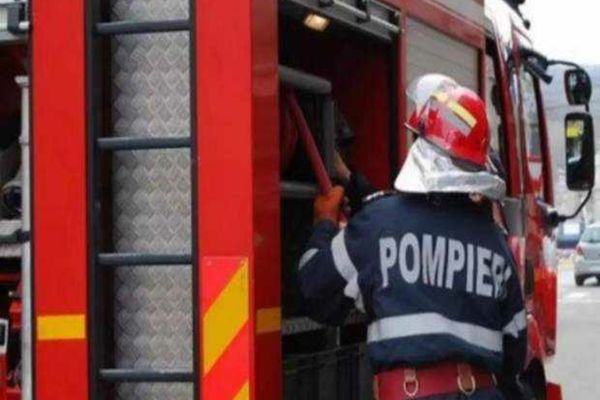 INCENDII DE VEGETAȚIE ÎN DÂMBOVIȚA. POMPIERII AU INTERVENIT ÎN MAI MULTE LOCALITĂȚI 