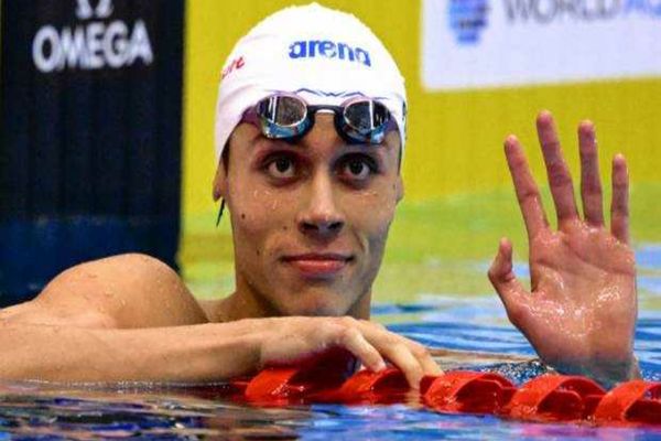 DAVID POPOVICI, DĂ DE PĂMÂNT CU POLITICIENII DIN ROMÂNIA: „D-ASTA SUNT BRONZAT CU URMELE DE OCHELARI, PENTRU CĂ ÎNOT ÎN AER LIBER”