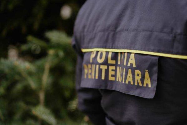 Doi polițiști de la Jilava, arestați pentru trafic de droguri în penitenciar. Percheziții cu descoperiri șocante
