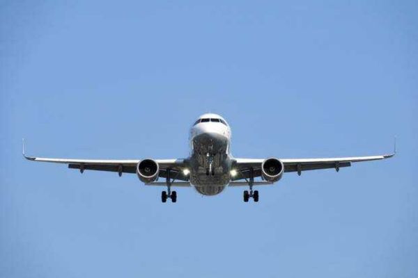 INCIDENT PE OTOPENI: UN ZBOR RYANAIR CU 194 DE PASAGERI LA BORD A CERUT SĂ REVINĂ DE URGENȚĂ PE AEROPORT