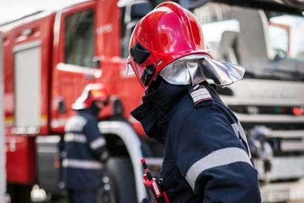 Incendiu într-un apartament din Târgoviște: un bărbat a suferit arsuri la brațe, 11 persoane s-au autoevacuat