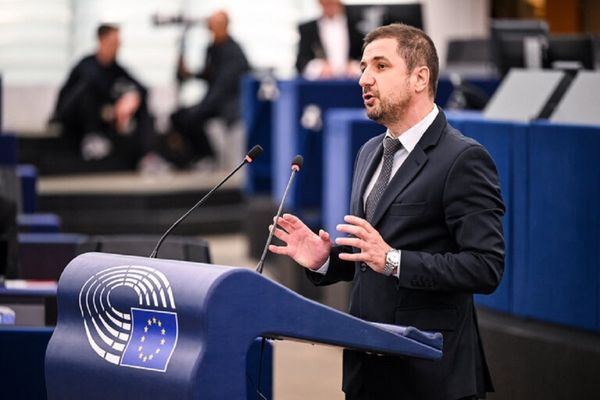 ADRIAN AXINIA (AUR): „ROMÂNIA PRODUCE CURENT, DAR ROMÂNII NU-ȘI MAI PERMIT SĂ APRINDĂ LUMINA!"