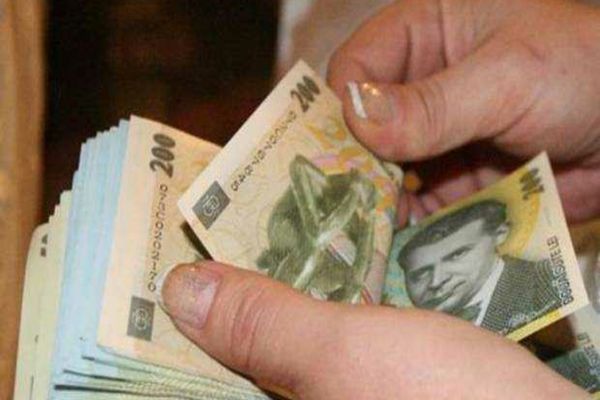 ANGAJAT AL APELOR ROMÂNE ȘI-A ARĂTAT FLUTURAȘUL DE SALARIU LA PROTEST: „MUNCIM ÎN APĂ, DAR NU TRĂIM CU AER”