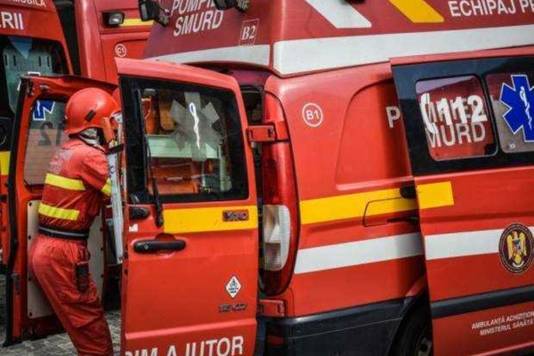 Un bărbat a murit, iar altul a fost rănit după ce au căzut de pe o sanie tractată de o mașină, în Harghita