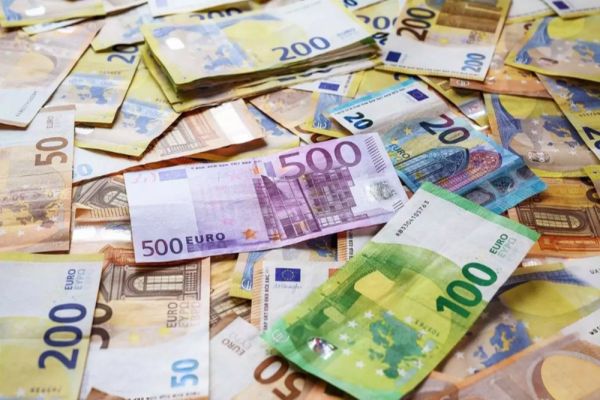 Bulgaria a trecut oficial la moneda euro!