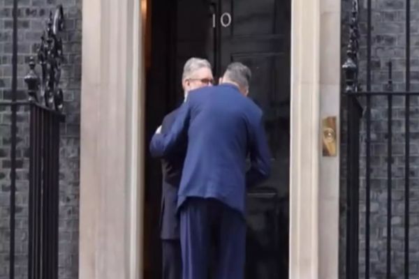 ALEXANDRU MURARU CRITICĂ DUR GESTUL LUI MARCEL CIOLACU, DE A-L PUPA PE PREMIERUL BRITANIC: ”O GAFĂ DIPLOMATICĂ RUȘINOASĂ PENTRU ROMÂNIA” 