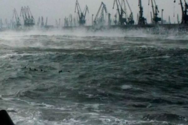 PORTURILE DE LA MAREA NEAGRĂ, ÎNCHISE DIN CAUZA VÂNTULUI PUTERNIC 