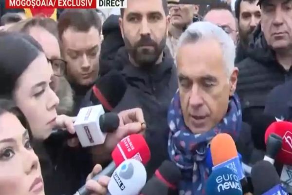 CĂLIN GEORGESCU A VENIT LA SECȚIA DE VOTARE DIN MOGOȘOAIA, DEȘI CCR A ANULAT ALEGERILE 