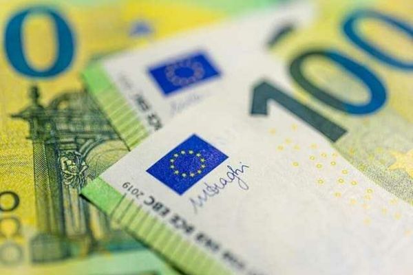 BANCNOTE POSIBIL FALSE DE 100 DE EURO, GĂSITE LA UN ADOLESCENT DE 15 ANI DIN VRANCEA