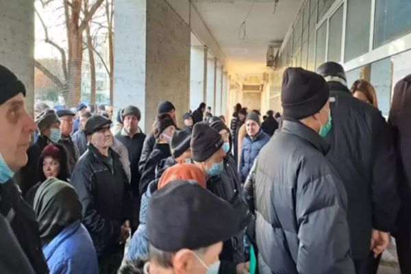 AȘTEPTARE DE ORE ÎNTREGI LA GHIȘEELE DE TAXE ȘI IMPOZITE. ROMÂNII PREFERĂ METODA TRADIȚIONALĂ DE ACHITARE A DATORIILE, ÎN CIUDA ONLINE-ULUI