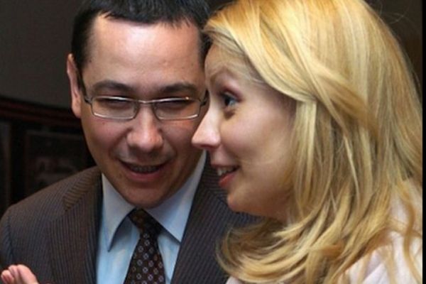 VICTOR PONTA ȘI DACIANA SÂRBU AU DIVORȚAT DUPĂ 19 ANI DE MARIAJ