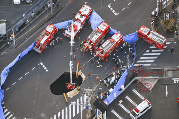 OPERAȚIUNE DE SALVARE CONTRACRONOMETRU ÎN TOKYO: ȘOFER DE CAMION BLOCAT DE PESTE 24 DE ORE ÎNTR-UN CRATER URIAȘ, DUPĂ SURPAREA ASFALTULUI