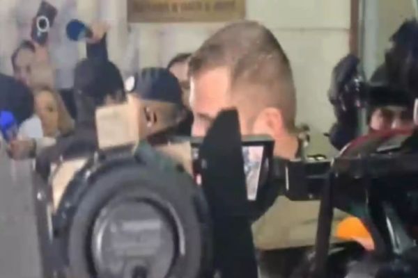 VIDEO: ECHIPA REALITATEA PLUS, AMENINȚATĂ CU BĂTAIA DE TELEVIZIUNEA SISTEMULUI