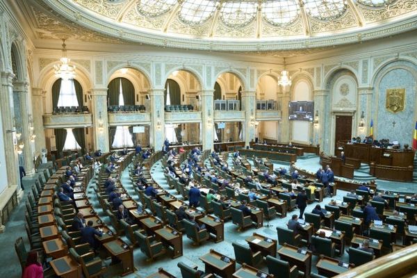 MOȚIUNEA AUR A TRECUT: PRIMA ÎNFRÂNGERE A COALIȚIEI DE GUVERNARE