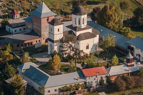 UNDE PUTEM PETRECE ACEST WEEKEND ÎN DÂMBOVIȚA? DOUĂ SĂRBĂTORI LOCALE NE AȘTEAPTĂ CU TRADIȚII, CREDINȚĂ ȘI VOIE BUNĂ