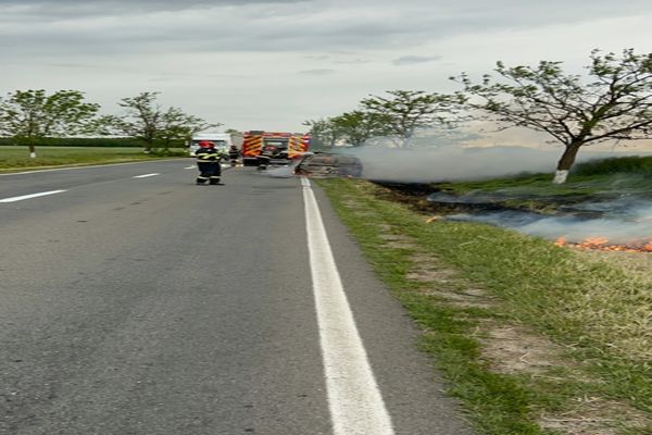 MAȘINĂ CUPRINSĂ DE FLĂCĂRI PE DN5B, ÎNTRE BĂLĂNOAIA ȘI VLAȘIN! ȘOFERUL A FOST ALERTAT DE ALȚI PARTICIPANȚI LA TRAFIC