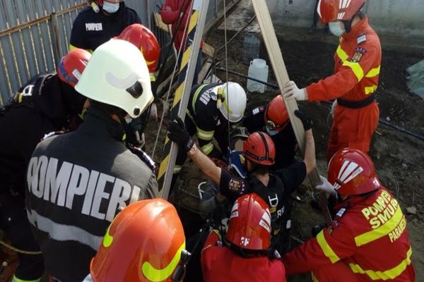 BĂRBAT DIN VÂLCEA, SALVAT DE ISU DUPĂ CE A CĂZUT ÎNTR-O FÂNTÂNĂ DE 12 METRI