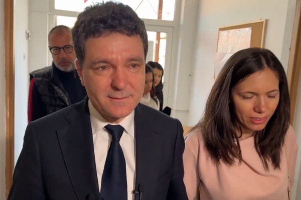 NICUȘOR DAN A VOTAT LA FĂGĂRAȘ, ORAȘUL NATAL, ÎN APLAUZELE A ZECI DE OAMENI: NU EXISTĂ DOUĂ ROMÂNII, ESTE O SINGURĂ ROMÂNIE