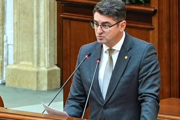 CIPRIAN IACOB (AUR): SFIDAREA LA ADRESA ROMÂNILOR TREBUIE SĂ ÎNCETEZE! REDUCEȚI NUMĂRUL DE PARLAMENTARI LA 300!