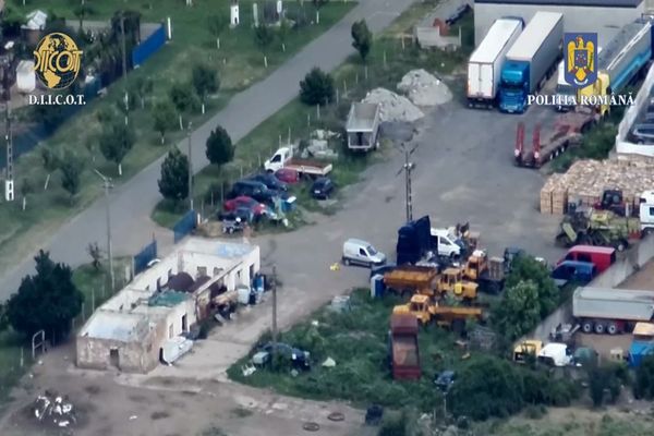 LOVITURĂ DATĂ COTRABANDEI CU ȚIGARETE: REȚEA INFRACȚIONALĂ DESTRUCTURATĂ, 2.500 DE BAXURI CONFISCATE 