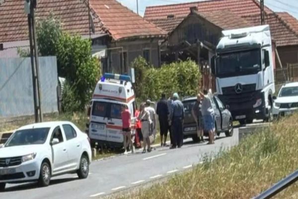ACCIDENT ÎN BIHOR: O AMBULANȚĂ, LOVITĂ DE O MAȘINĂ ÎN TIMPUL UNEI DEPĂȘIRI. O PERSOANĂ A FOST RĂNITĂ