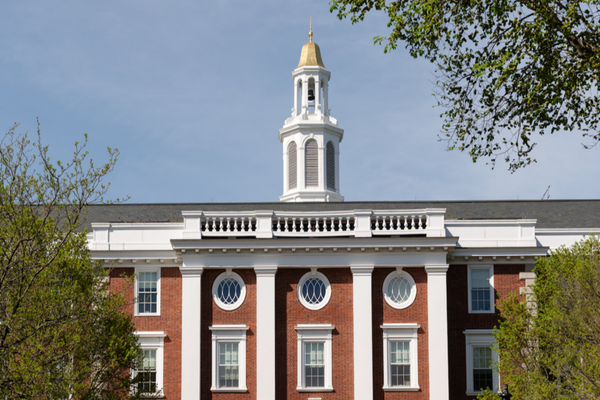 TRUMP SUSPENDĂ TEMPORAR ACCESUL STUDENȚILOR INTERNAȚIONALI LA HARVARD, INVOCÂND MOTIVE DE SECURITATE NAȚIONALĂ 