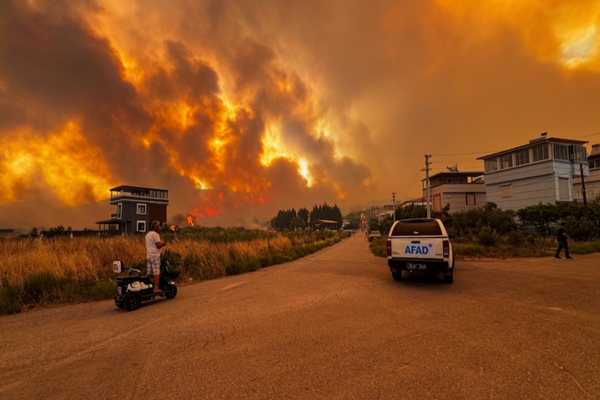 INCENDII DEVASTATOARE ÎN GRECIA ȘI TURCIA. MII DE PERSOANE EVACUATE, DOI MORȚI ÎN IZMIR