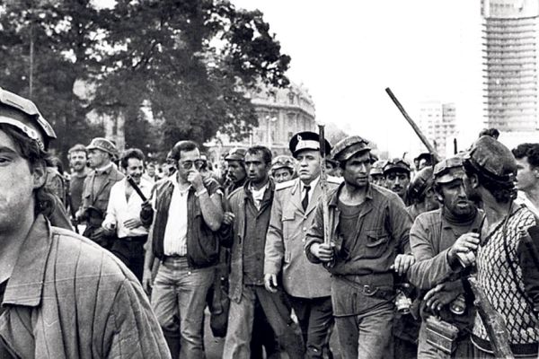 35 DE ANI DE LA PRIMA MINERIADĂ: JUSTIȚIA ÎNTÂRZIE, DEMOCRAȚIA SE PRĂBUȘEȘTE