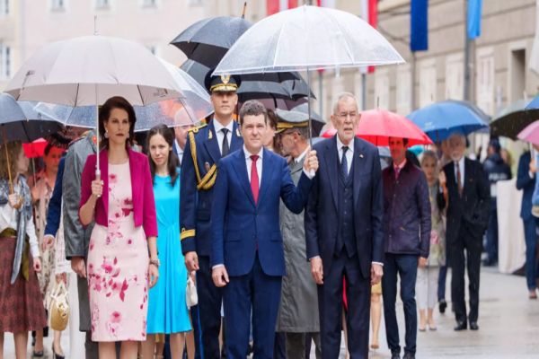 NICUȘOR DAN TRAGE DE TIMP ÎN SCANDALUL VIZITEI ÎN AUSTRIA, ÎN CARE A FOST ÎNSOȚIT DE PARTENERA SA, MIRABELA 