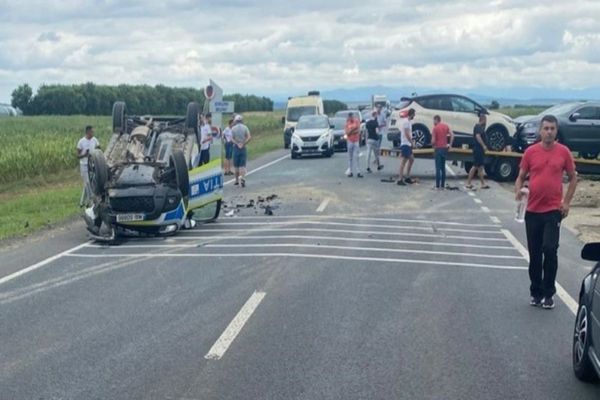 ACCIDENT GRAV ÎN TIMIȘ: AUTOSPECIALĂ DE POLIȚIE RĂSTURNATĂ. UN AGENT ESTE ÎNCARCERAT