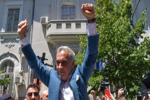 CĂLIN GEORGESCU CHEAMĂ ROMÂNII SĂ-ȘI AJUTE FRAȚII AFECTAȚI DE VIITURI. S-A STABILIT PUNCTUL DE ÎNTÂLNIRE: ”VENIȚI CU CE PUTEȚI: O LOPATĂ PENTRU DECOLMATAT, ALIMENTE DE ÎMPĂRȚIT, APĂ” 