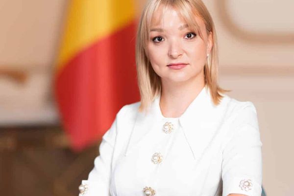 LIDIA VADIM TUDOR, DEPUTAT AUR: "ROMÂNIA, ȚARA ABSURDULUI ȘI A IPOCRIZIEI: GUVERNUL PLĂTEȘTE DE ZECI DE MII DE LEI PE LUNĂ PENTRU DEPLASĂRI"
