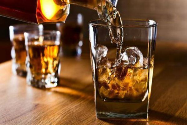 ROMÂNII SUNT COCOȘAȚI DE TAXE, PARLAMENTARII ÎȘI CUMPĂRĂ VIN ȘI WHISKEY DE ZECI DE MII DE LEI