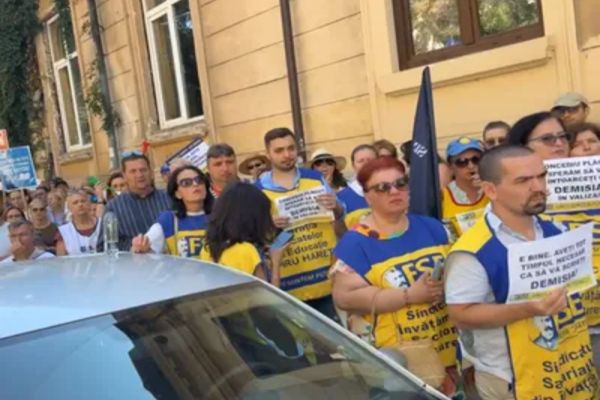 PROFESORII AMENINȚĂ CU BLOCAREA ÎNCEPUTULUI DE AN ȘCOLAR. PROTESTELE CONTINUĂ ÎN EDUCAȚIE