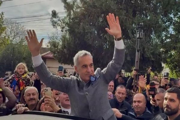 CĂLIN GEORGESCU SE PREZINTĂ LA SEMNAREA CONTROLULUI JUDICIAR. MOBILIZARE DE AMPLOARE A ROMÂNILOR