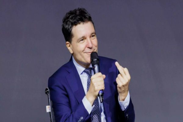 NICUȘOR DAN NUMĂRĂ ȘI VORBEȘTE PRIN SEMNE. GESTURILE PREȘEDINTELUI FAC ÎNCONJURUL LUMII. MOMENTUL ”DEGETULUI PREZIDENȚIAL”, SURPRINS ÎN IMAGINI BOMBĂ - VIDEO 