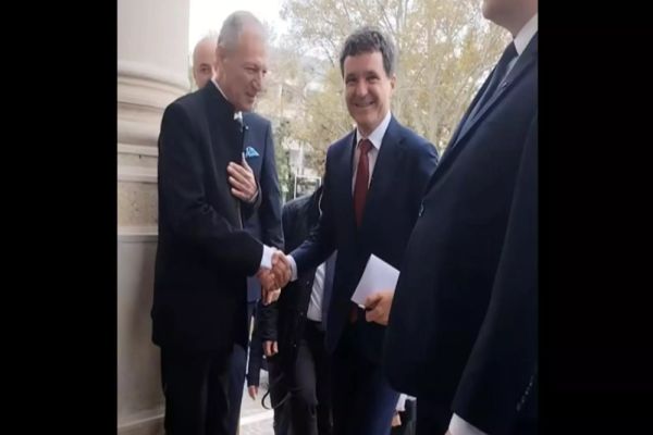 NICUȘOR DAN, PRIMIT CU HUIDUIELI LA TEATRUL NAȚIONAL DIN IAȘI - VIDEO 