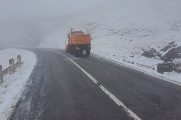 CIRCULAȚIA RUTIERĂ ÎNCHISĂ PE TRANSFĂGĂRĂȘAN ȘI TRANSALPINA DIN CAUZA CONDIȚIILOR DE IARNĂ 