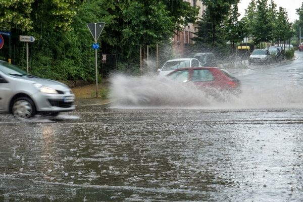 Cod portocaliu de ploi torențiale în Dâmbovița și alte nouă județe. Avertizare meteo