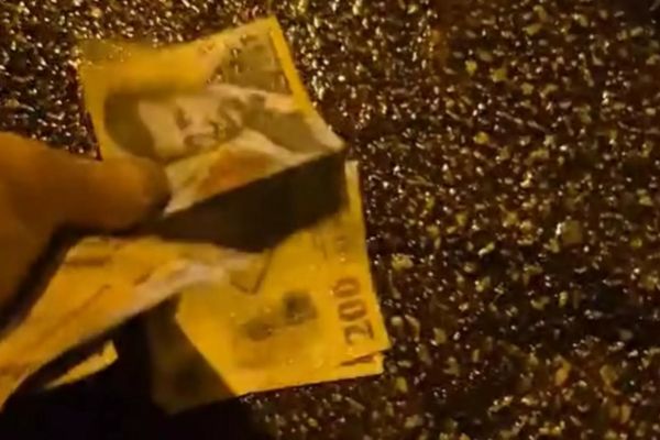 Reacția incredibilă a unui jandarm din Craiova, după ce a găsit 800 de lei pe stradă: clipul a devenit viral VIDEO