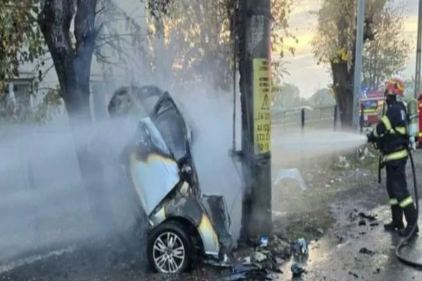 ACCIDENT CUMPLIT ÎN PRAHOVA. AUTOTURISM CUPRINS DE FLĂCĂRI, UN BĂRBAT DECEDAT