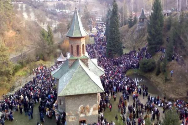Sf. Arsenie Boca, canonizat OFICIAL azi. Pelerinaj uriaș la Prislop, sunt așteptați zeci de mii de credincioși - FOTO