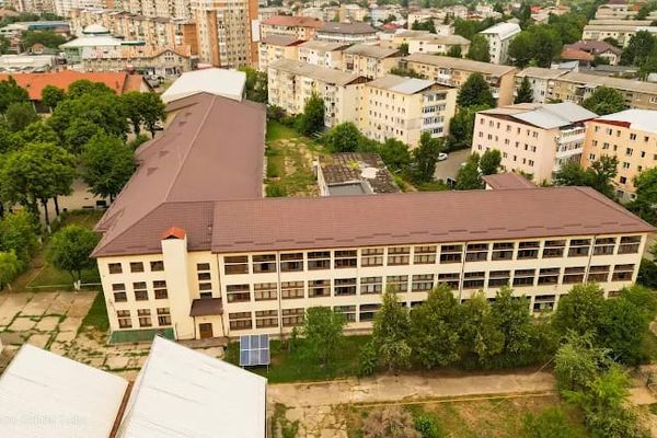 Elevii de la „Nicolae Ciorănescu” din Târgoviște, revoltați după ce au fost mutați în anexe pentru a face loc altui liceu