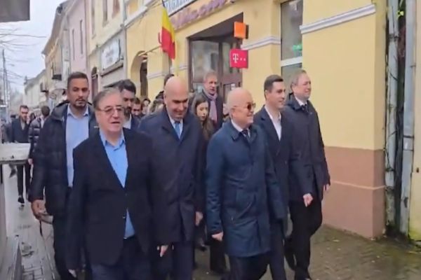 Bolojan, huiduit la Sighet. Românii nu mai suportă austeritatea impusă de „Ilie Sărăcie” – VIDEO