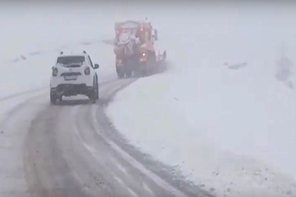 România, lovită de viscol! Rafale de până la 140 km/h și avertizări pe bandă rulantă în 23 de județe