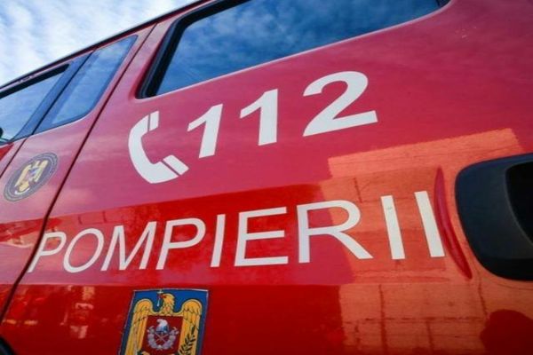 Tragedie la Năvodari: un apartament a luat foc violent, o persoană a murit. Zeci de locatari evacuați