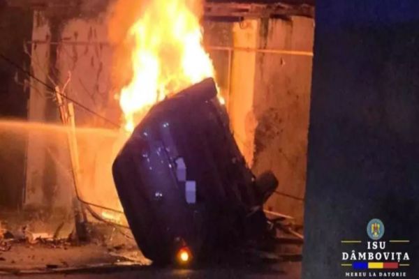 Mașină răsturnată și cuprinsă de flăcări la Găiești: doi tineri au MURIT carbonizați, după impactul violent