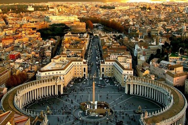 Român rănit în centrul Romei, după ce un pin de 120 de ani s-a prăbușit peste pietoni. Alte două persoane, rănite